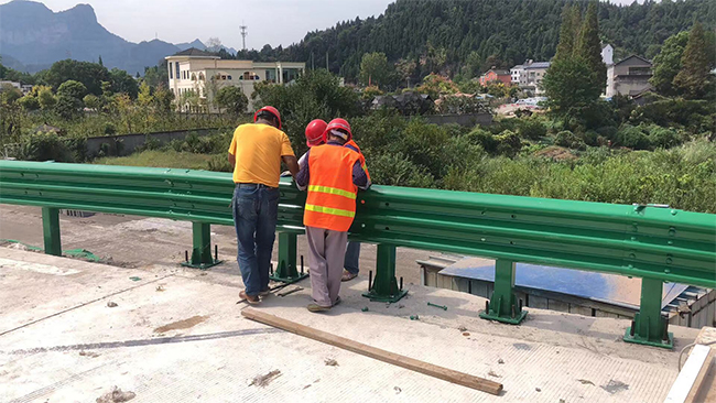 潍坊高速公路护栏板的维护确保道路安全的关键环节