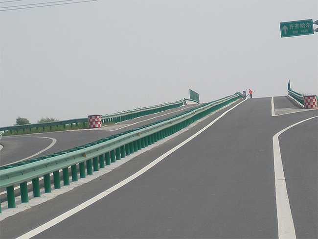 潍坊高速公路护栏的材质与规格