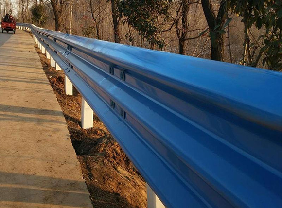 潍坊公路波形护栏板的优点